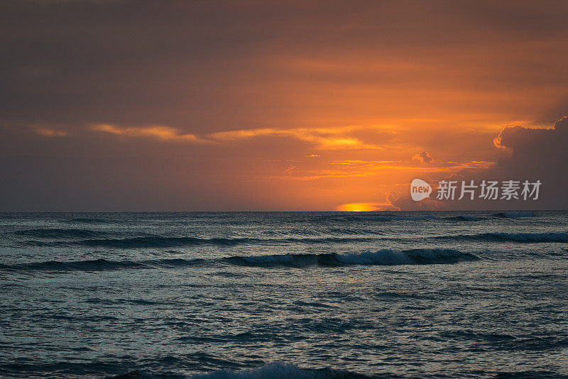 夕阳从威基基海滩