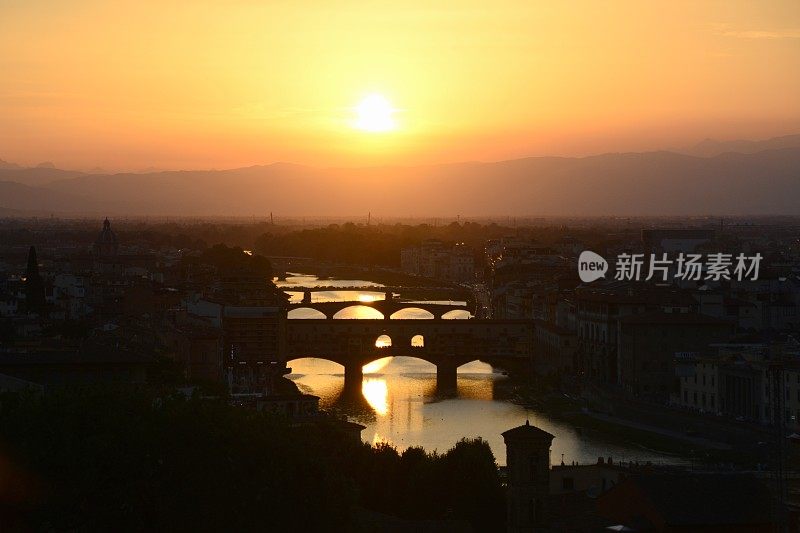 夕阳下的韦基奥桥和阿尔诺河，意大利佛罗伦萨