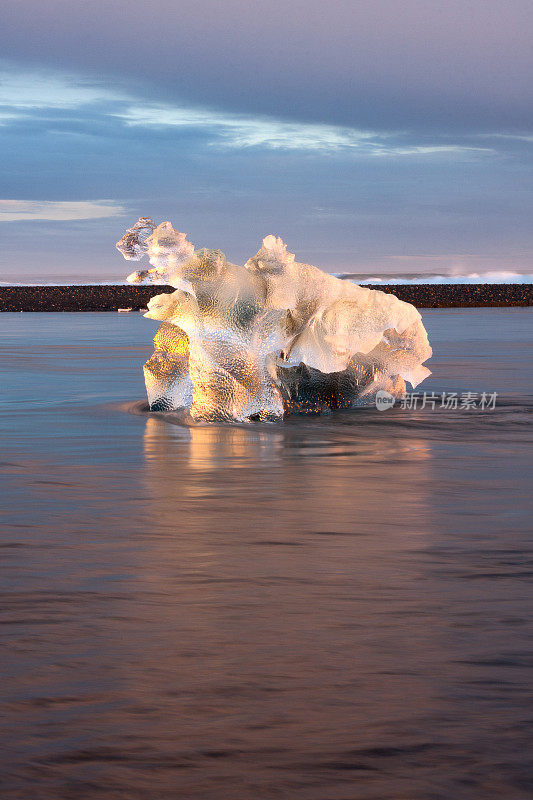 冰岛Jokulsarlon海面上的冰山