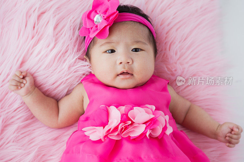 穿粉色衣服的亚洲女婴