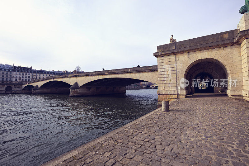 巴黎他的河