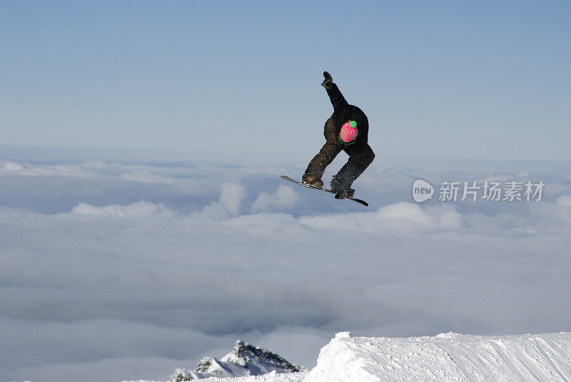 滑雪运动员获得大空气