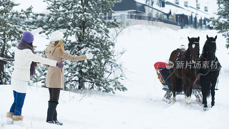 一名年轻女子让圣诞老人坐雪橇