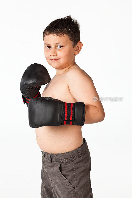 一个戴着拳击手套的小男孩。
