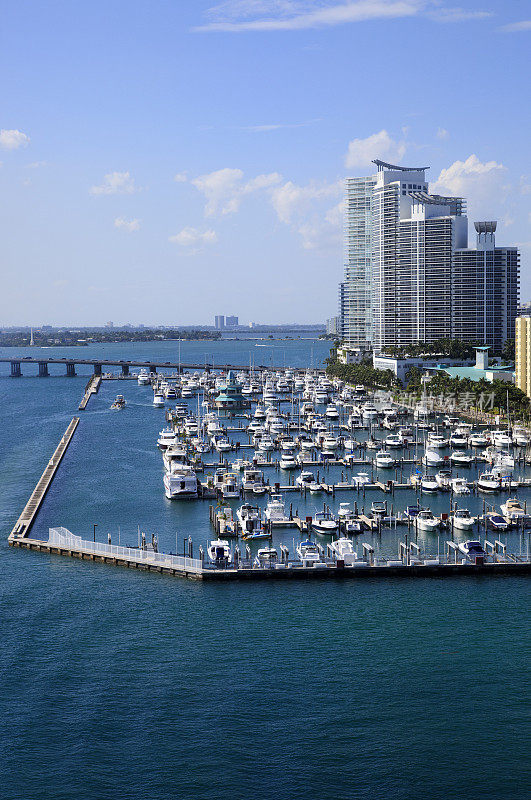 观看迈阿密海滩码头和豪华公寓大楼