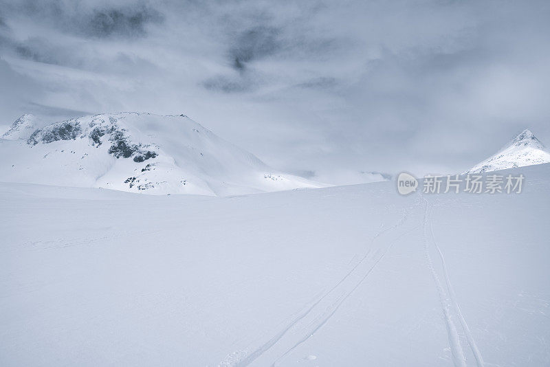 冬季山上雪地上的滑雪痕迹