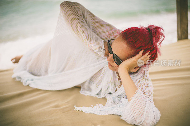 穿着夏装的女人望着天空和大海