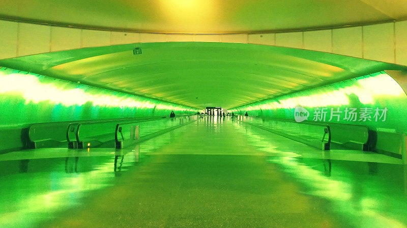 底特律地铁机场的绿灯隧道