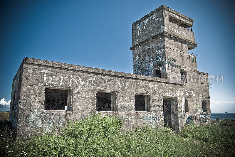 废弃的二战观察塔掩体