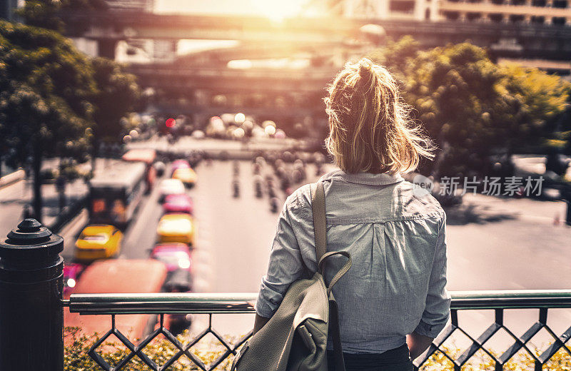 年轻女子探索曼谷的街道