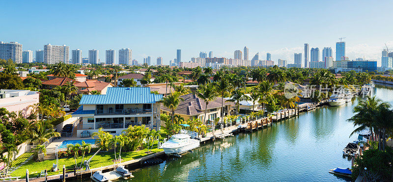 北迈阿密的全景天际线，运河和豪宅
