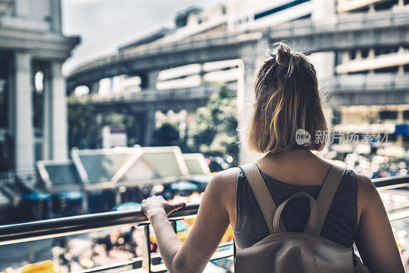 年轻女子探索曼谷的街道