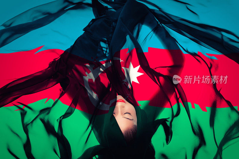 手持阿塞拜疆国旗的年轻女孩
