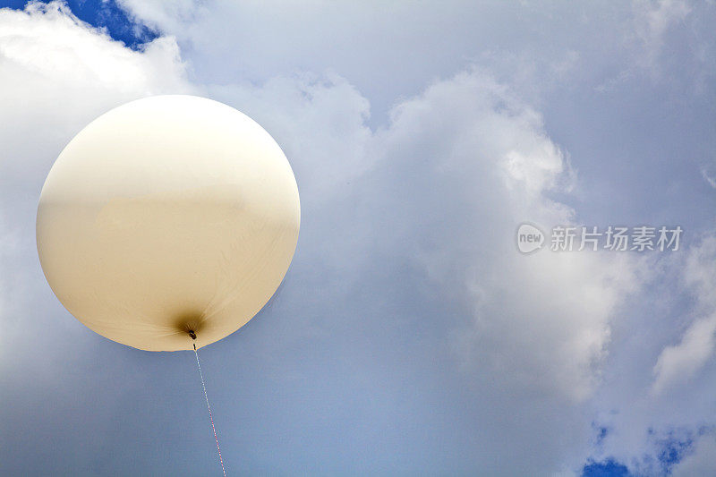 白色的大气球和云在天空中漂浮