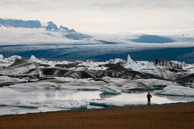 冰岛Jokulsarlon冰川湖的冰山