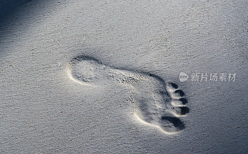 沙滩上的脚印