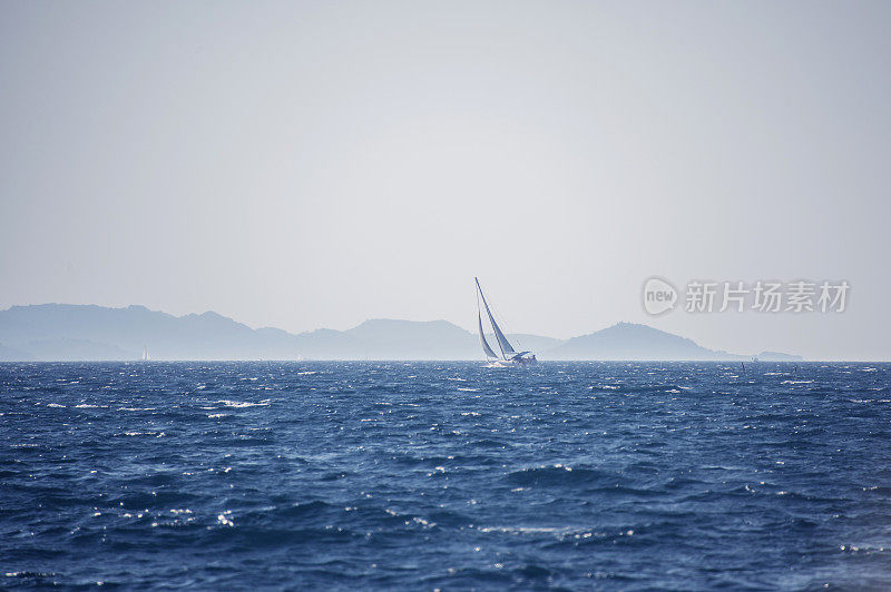 游艇在海上