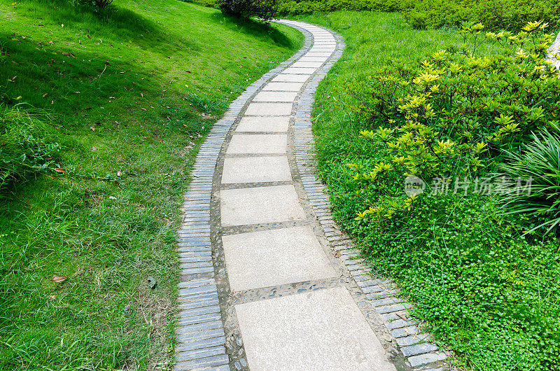 花园里的石头小路