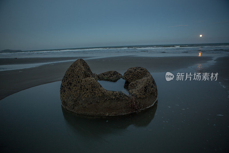 月亮的夜晚，莫尔基巨石。Moeraki、新西兰