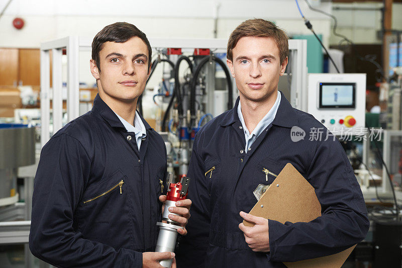 工程师和学徒在工厂的肖像