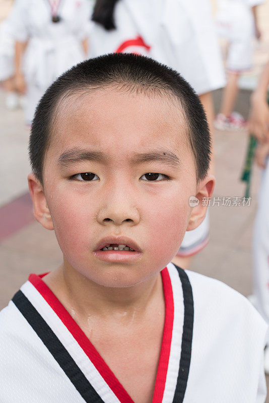 男孩在户外练习跆拳道