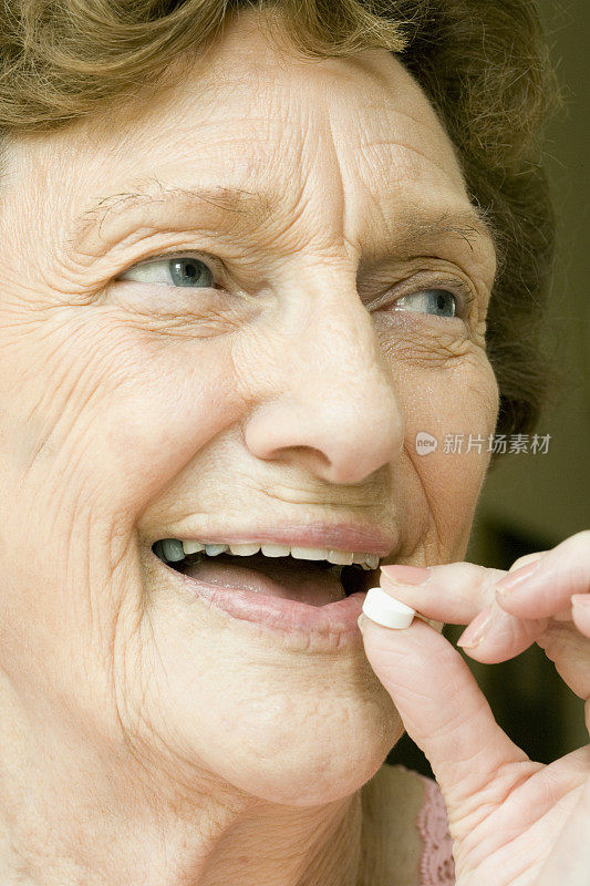 老年妇女在吃药
