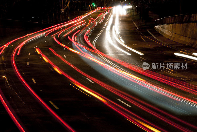 夜间超速行驶的汽车