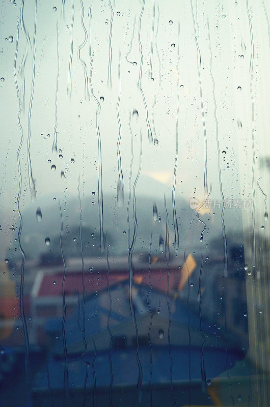 雨点打在我的窗户上