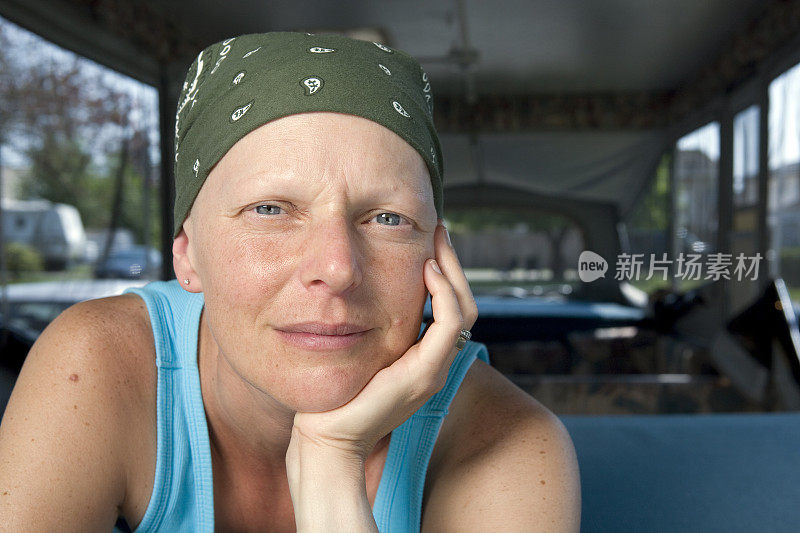 一名患有乳腺癌的妇女，头上戴着围巾