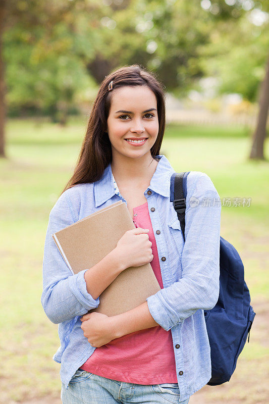 一个微笑的女学生的肖像