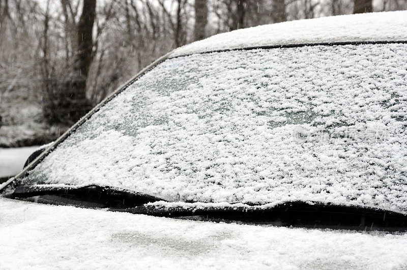 行驶条件差，汽车挡风玻璃被雪覆盖