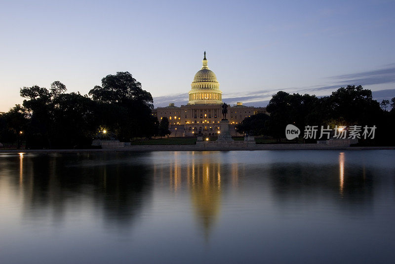 华盛顿特区:日出时的美国国会大厦和反射池