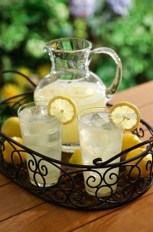 花园的柠檬水