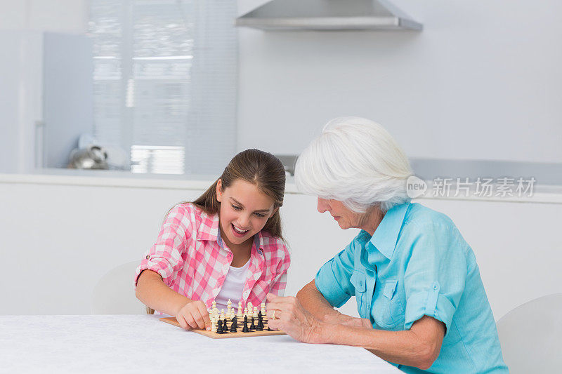 女孩和她的奶奶在下棋