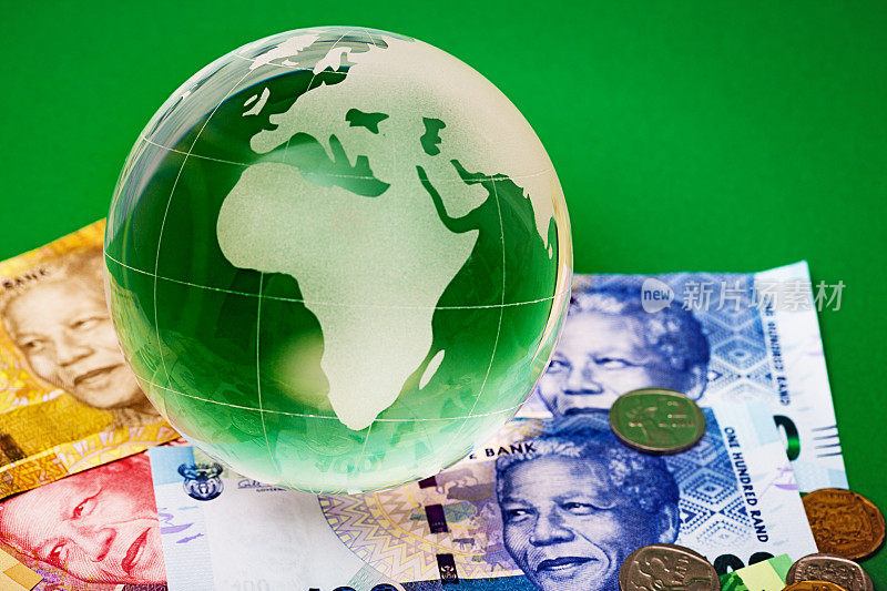 南非货币上的玻璃世界地球仪镇纸