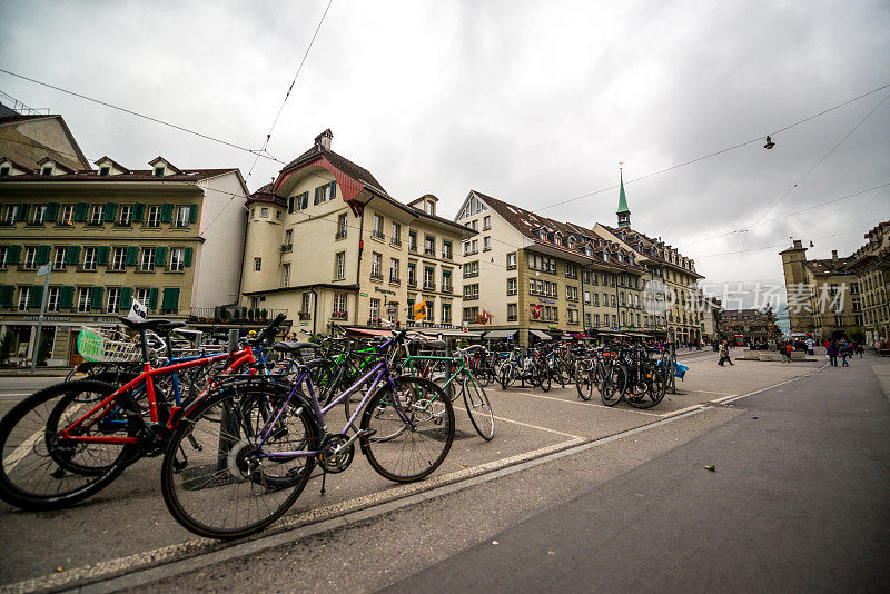 瑞士伯尔尼大街上停着游客和自行车