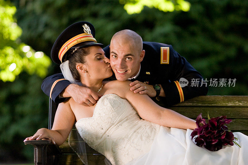 新娘婚纱新郎海军陆战队制服亲吻公园长椅