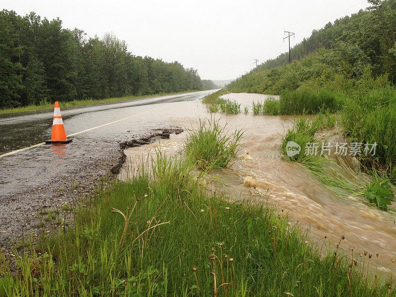 橙色道路洪水危险交通警告锥建设公路危险