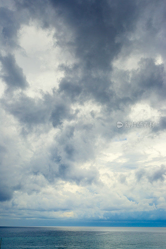 天空布满雨云。