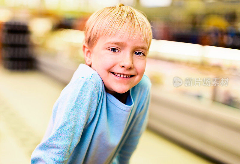 微笑的小女孩喜欢在超市购物