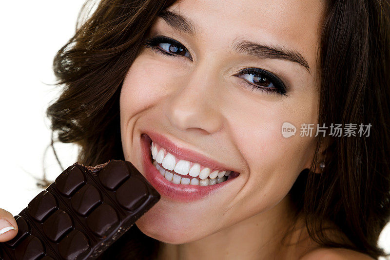 正在吃巧克力的女孩