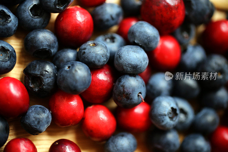 浆果:白色背景上的黑莓，蓝莓，蔓越莓