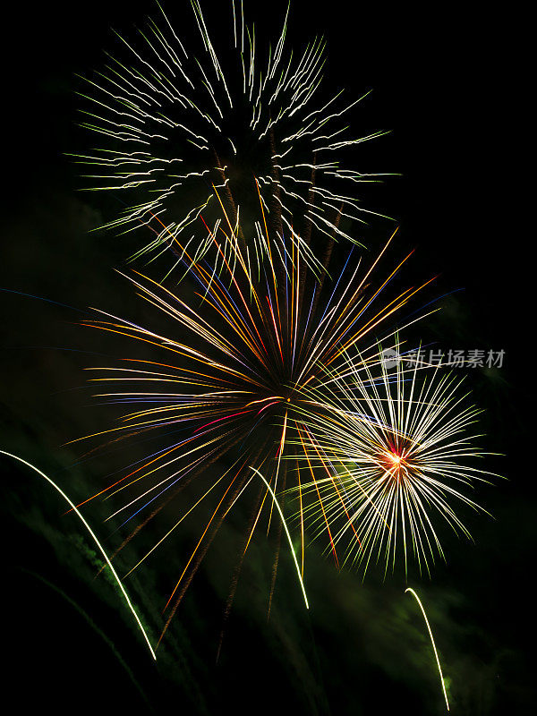 五彩缤纷的烟花在夜空中