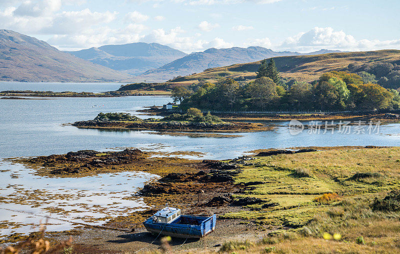 苏格兰风景与旧船