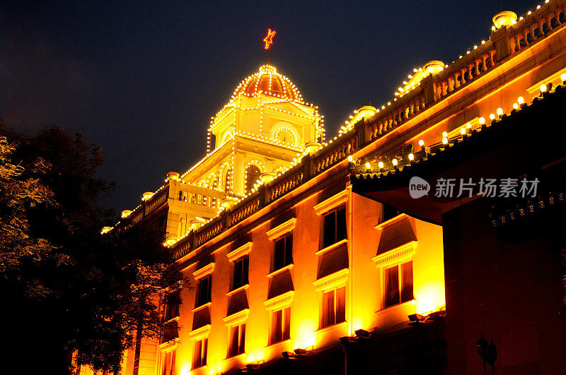 中国北京，政府大楼夜间灯火通明