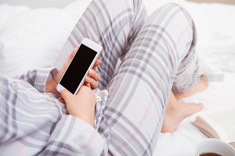女人在床上用手机
