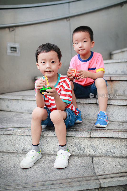 可爱的亚洲儿童和玩具车