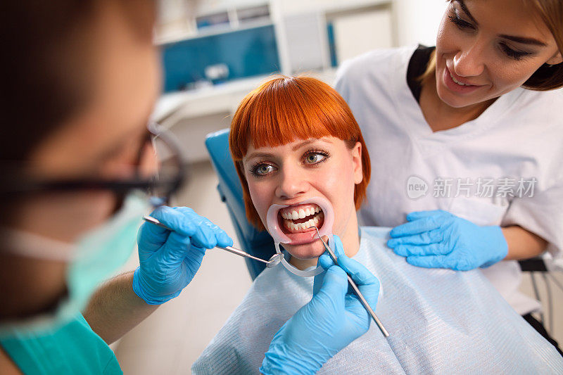 年轻女子在牙科诊所做例行检查。