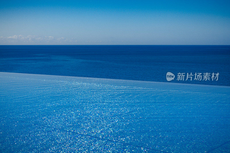 无边泳池与地平线在水面上