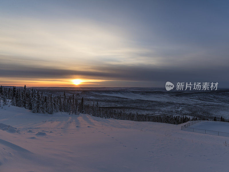 美丽的雪山景色的黄昏，加拿大